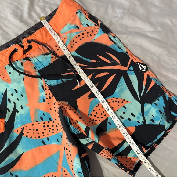 Volcom Mod-Tech Board Shorts - Picture 4 of 7